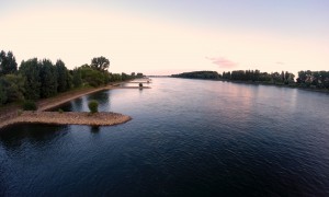 Quadrocopter ueber dem Rhein